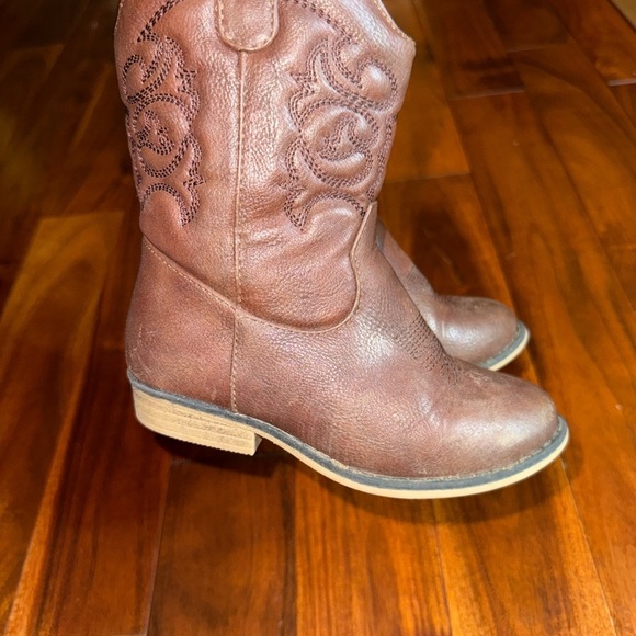 Brown Western Style Boots - Picture 3 of 8